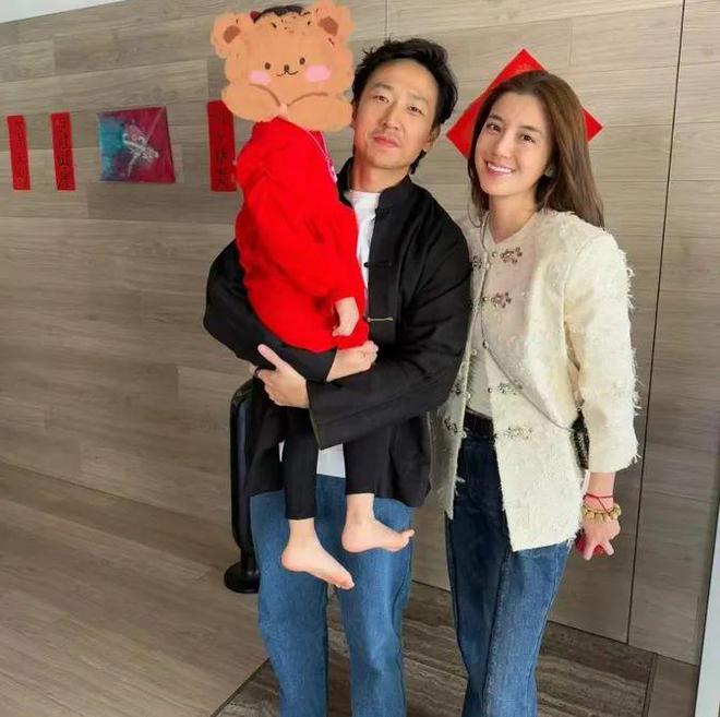 生日蛋糕施伯雄当众亲吻娇妻太甜了开元棋牌吴千语为老公庆生准备4个(图2)