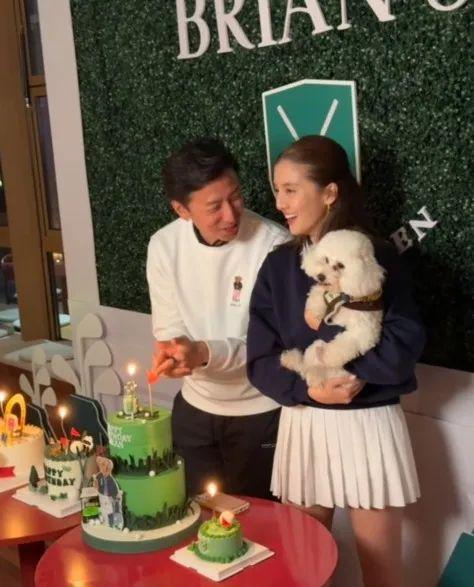 生日蛋糕施伯雄当众亲吻娇妻太甜了开元棋牌吴千语为老公庆生准备4个(图6)
